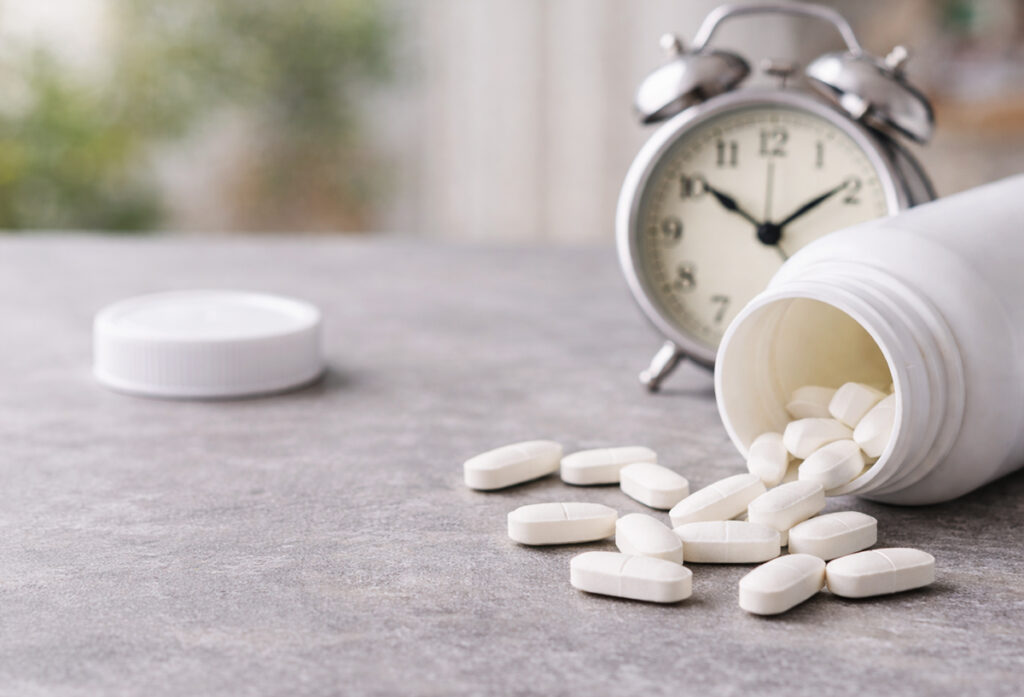 아연 먹는 시간대 복용 타이밍을 연상시키는 흰색 보충제 병과 흩어진 정제